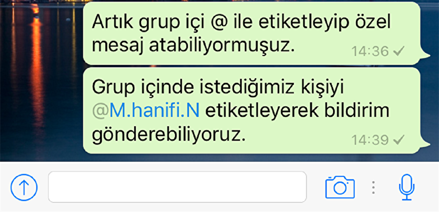 Birini etiketlemek ise tıpkı diğer sosyal ağlardaki gibi işliyor. “@” sembolü koyduktan sonra etiketlemek istediğiniz kullanıcının adını giriyorsunuz. Zaten sembolü sohbet penceresine yazar yazmaz küçük bir menü çıkıyor ve grup içindeki kişileri de sizin için listeliyor. Grupta bulunan kişinin telefon numarasını eklememiş olsanız dahi bu sayede etiketleme gerçekleştirebiliyorsunuz.