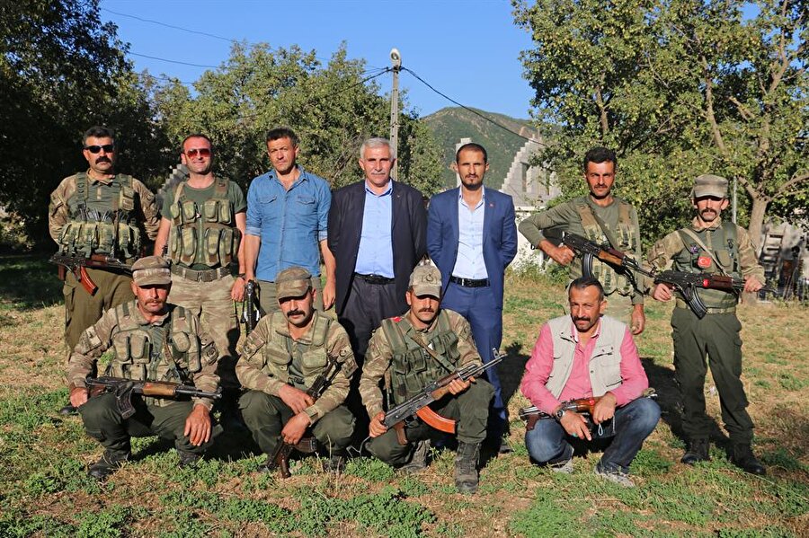 Cumhurbaşkanımıza ve Başbakanımıza güveniyoruz. Devletimizin yanındayız ve kanımızın son damlasına kadar devletimizin yanındayız." diyen Ensarioğlu, korucuların devletin yanında yer alan silahlı bir kuvvet olduğunu dile getirdi.