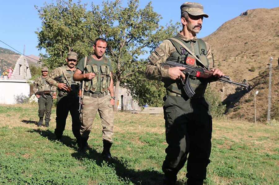 Ensarioğlu, Türkiye'nin gelişmesini istemeyenlerin Türkiye'yi içten yıkmaya çalıştığına işaret ederek, "Başkomutanımız Recep Tayyip Erdoğan'dır. Sonsuza kadar onun arkasındayız, emrindeyiz. Ne gerekirse de yapacağız. Canımız pahasına da olsa kesinlikle geri atmayacağımızı herkes bilsin." diye konuştu.