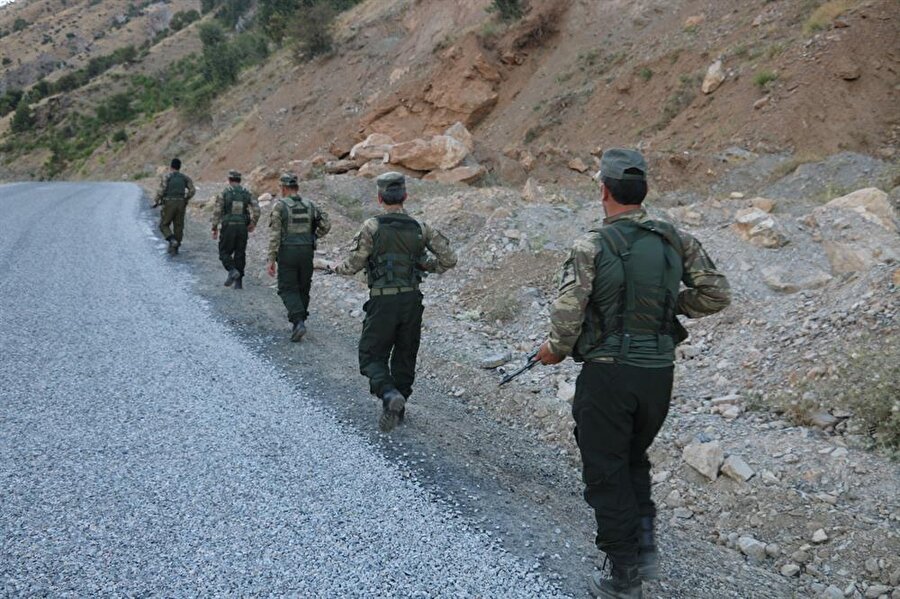 Terör örgütü PKK'nın çoğu genci kandırarak dağa çıkardığını, bu gençlerin bir kurşuna kurban gittiğini kaydeden Ensarioğlu, "Askere gelen kurşun bize gelsin, onlara gelmesin' diyoruz. Kendimizi onlar için feda ederiz." şeklinde konuştu.