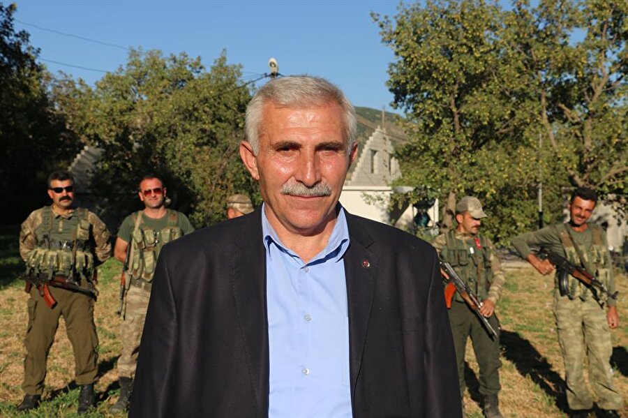 Terör örgütü PKK ve siyasi uzantılarının, "Biz Kürtleri temsil ediyoruz, Kürtlerin hakkını savunuyoruz." şeklindeki sözlerinin gerçeği yansıtmadığına dikkati çeken Şehitoğlu, şunları söyledi:
"Kürtlerin hakkını savunuyorsan neden Kürtleri öldürüyor, yolunu kesiyor, arabasını, evini yakıyorsun. Kürtleri neden evinden, yolundan, barkından ediyorsun. PKK terör örgütü sadece ve sadece Kürt milletine karşı oluşturulmuş bir tuzaktır, başka hiçbir şey değildir. Vatansever Kürtler devletini, vatanını sever. PKK ve siyasi uzantıları hiçbir zaman Kürtlerin temsilcisi olamaz. Biz Kürt halkı olarak onları temsilci olarak kabul etmiyoruz."
Kesmetaş köyündeki korucubaşı Fatih Özcan da sadece kendi bölgelerinde değil, ülkenin bütünlüğünü tehdit eden her yerde terör örgütleriyle mücadele etmek istediklerini kaydetti.