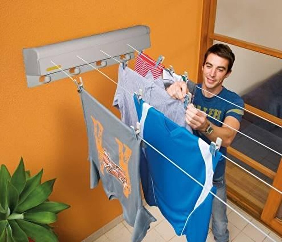 Çamaşırlar nerede ve nasıl kurutulmalı
Uzmanlar, çamaşırların eski yöntemlerle dışarı asarak kurutulması gerektiğini söylüyor. Kuruyan çamaşırları da silkeleyip tozlarından arındırarak içeri almalısınız.