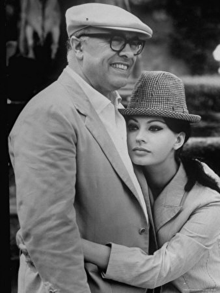 Yönetmen Ponti ile evlendi

                                    
                                    
                                    Variety Lights (1950), Quo Vadis (1951) ve Aida (1953) gibi filmlerde aldığı küçük rollerden sonra, kendinden 22 yaş büyük yönetmen Carlo Ponti ile 17 Eylül 1957'de evlendi.
                                
                                
                                