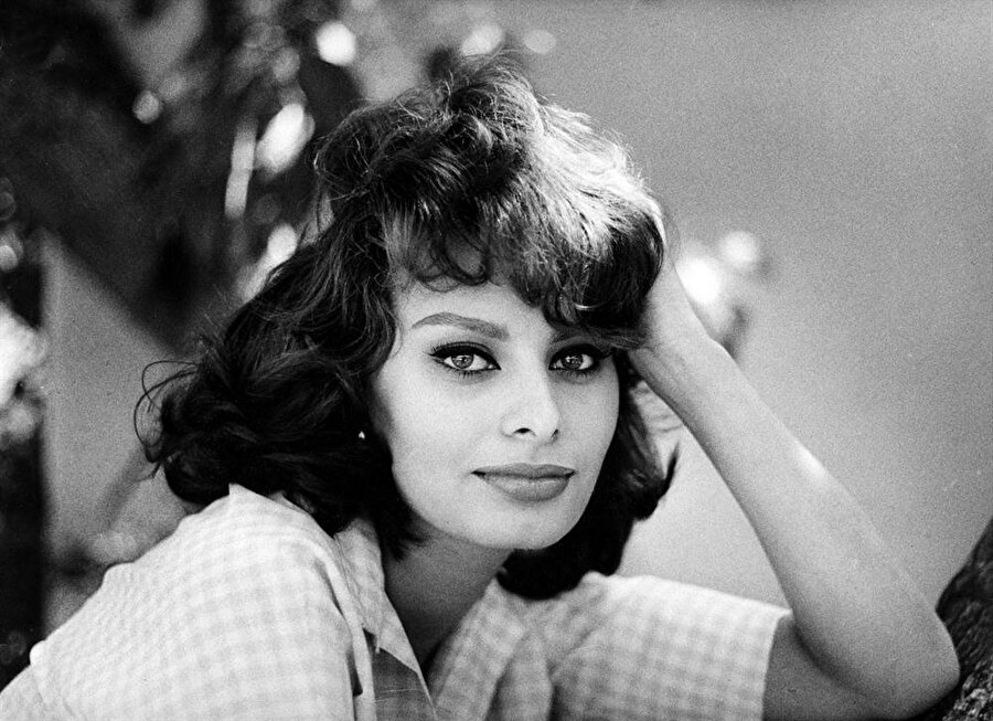 İsmini değiştirdi

                                    
                                    
                                    Sofia Scicolone, daha sonraları adını Sophia Loren olarak değiştirdi ve ardından dönemin popüler filmlerinde oynamaya başladı. 
                                
                                
                                