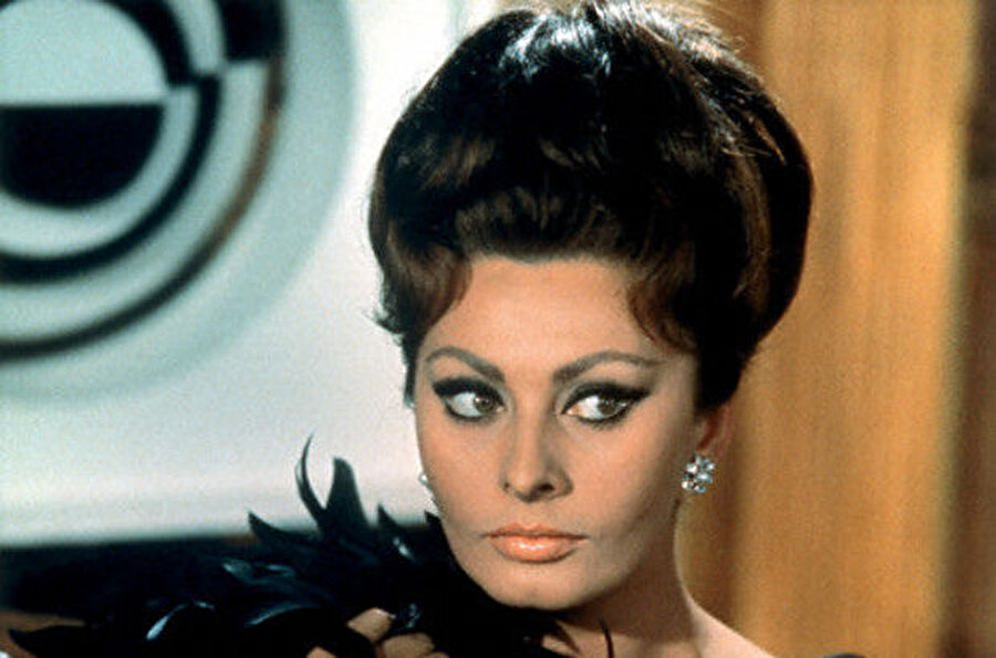 ABD izleyicisinin gönlünü fethetti

                                    
                                    
                                    Burada dönemin en önemli aktörleri ile çalışan Loren, Amerikan izleyicisinin de kalbini fethetmekte zorlanmadı. ABD'de rol aldığı "Desire Under the Elms", "The Key", "Houseboat", "The Kind of Women", "A Breath of Scandal" ile büyük başarılar kazanan Loren, 1961'de Jean Paul Belmondo ile birlikte rol aldığı İtalyan-Fransız ortak yapımı savaş draması "Ciociara-Two Women" ile Oscar kazandı.
                                
                                
                                
