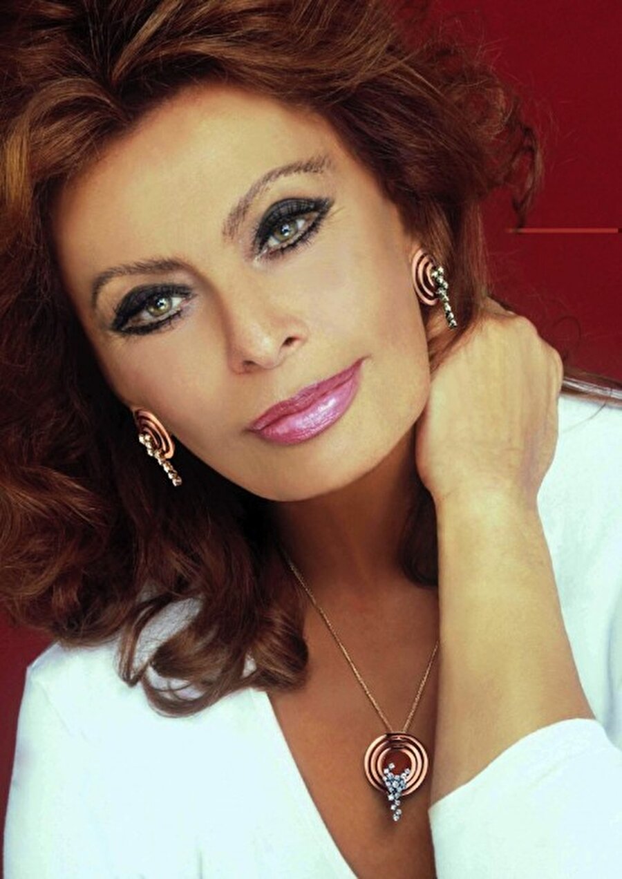 Hayvan hakları savunuculuğu yapıyor

                                    
                                    
                                    Robert Altman'ın "Ready to Wear / Hazır Giyim" filminde Marcello Mastroianni ile kamera karşısına geçen Sophia Loren, vaktini hayvan hakları savunuculuğu yaparak geçiriyor. 
                                
                                
                                