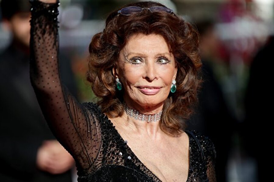 “Yaşam Boyu Başarı Ödülü”

                                    
                                    
                                    2002 yılında gerçekleşen Uluslararası Venedik Film Festivali'nde, "yaşam boyu başarı" ödülüne İtalyan aktris Sophia Loren layık görüldü. 
                                
                                
                                