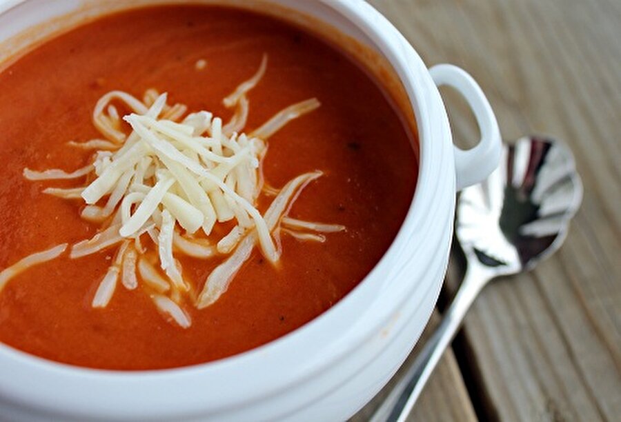 Kaşarlı domates çorbası
Tamam tadı güzeldir çorbanın ama o kaşar yok mu! Zaten sıcak olan çorbanın içinde sündükçe süner, kaşığa dolasan ona da yapışır kalır, insanın ağzına girmemek için elinden geleni ardına koymaz.