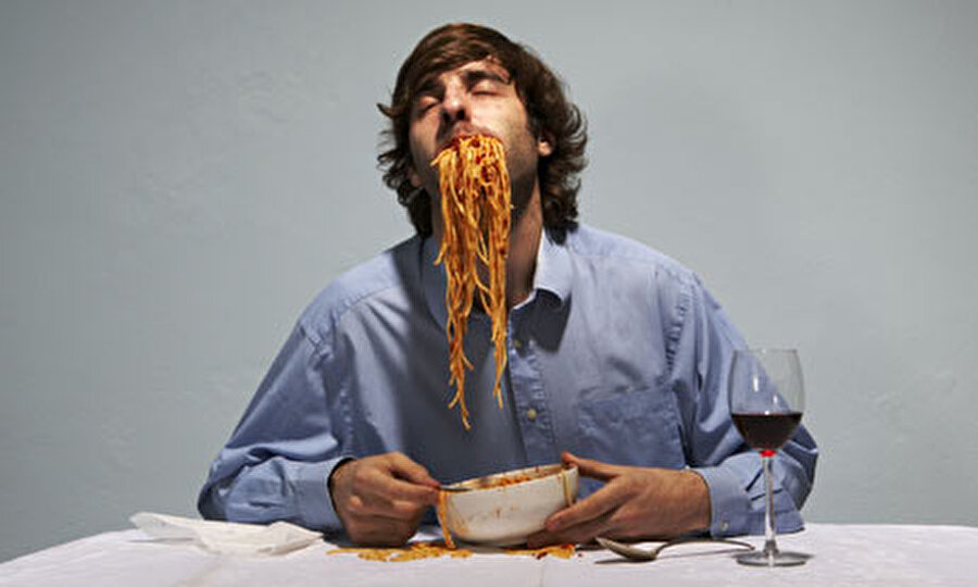 Spagetti 
Nasıl yenileceği konusundaki sorunların hiçbir zaman tükenmeyeceği yemek çeşidi. Bir tür işkence!