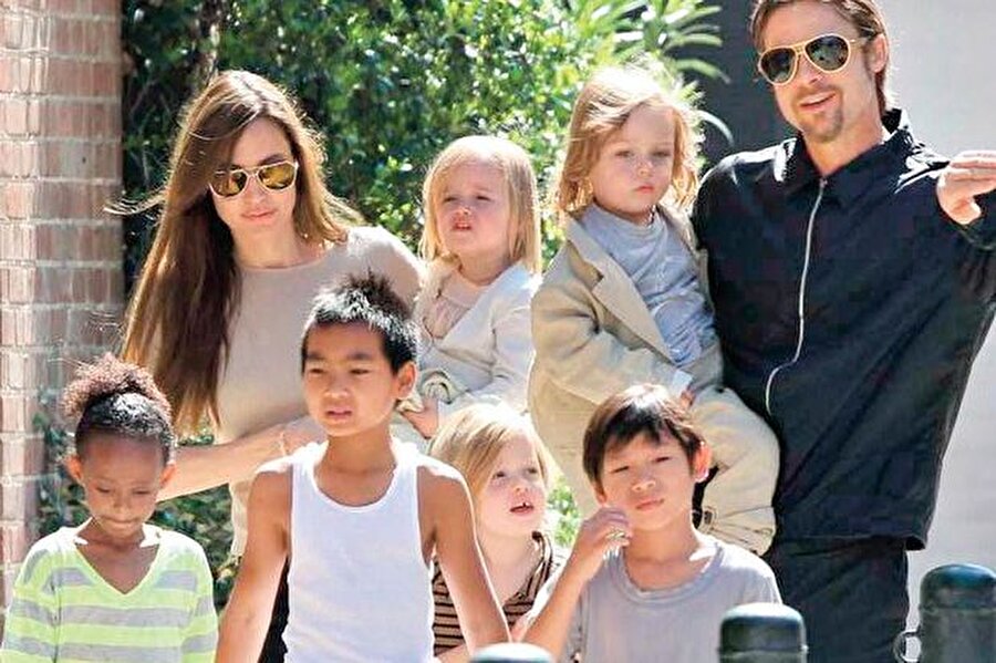 6 çocukları var

                                    
                                    
                                    
                                    Tüm dünyada basınının büyük ilgisini çeken bir ilişkiye sahip olan Jolie ve Pitt; Maddox, Pax ve Zahara olmak üzere üç evlatlık; Shiloh, Knox ve Vivienne olmak üzere üç biyolojik çocuğa sahip.
                                
                                
                                
                                