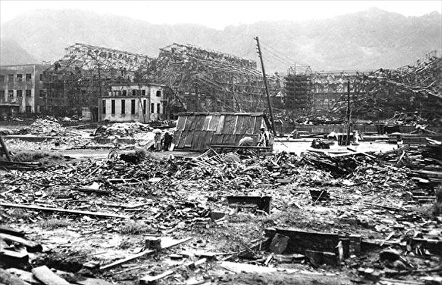 Hiroşima Atom Bombası - 1945

                                    
                                    
                                    Amerika Birleşik Devletleri'nin Uranyum 235 tipi atom bombası "Little Boy" ile gerçekleştirdiği saldırıda 70.000 kişi yanarak öldü. Bomba şehrin yaklaşık 500 metre üstünde patladı. Toplam ölne kişi sayısı 140.000 lerdedir. 


                                
                                
                                