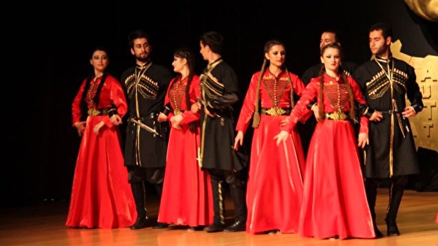 Terekeme
Azerbancan'da yaşayan bir kabilenin adıdır Terekeme. Oyun iki bölümden oluşur. Birinci bölümde kadınlar oynar, ikinci bölümde erkekler çevik, ve hareketli bir oyun oynar.