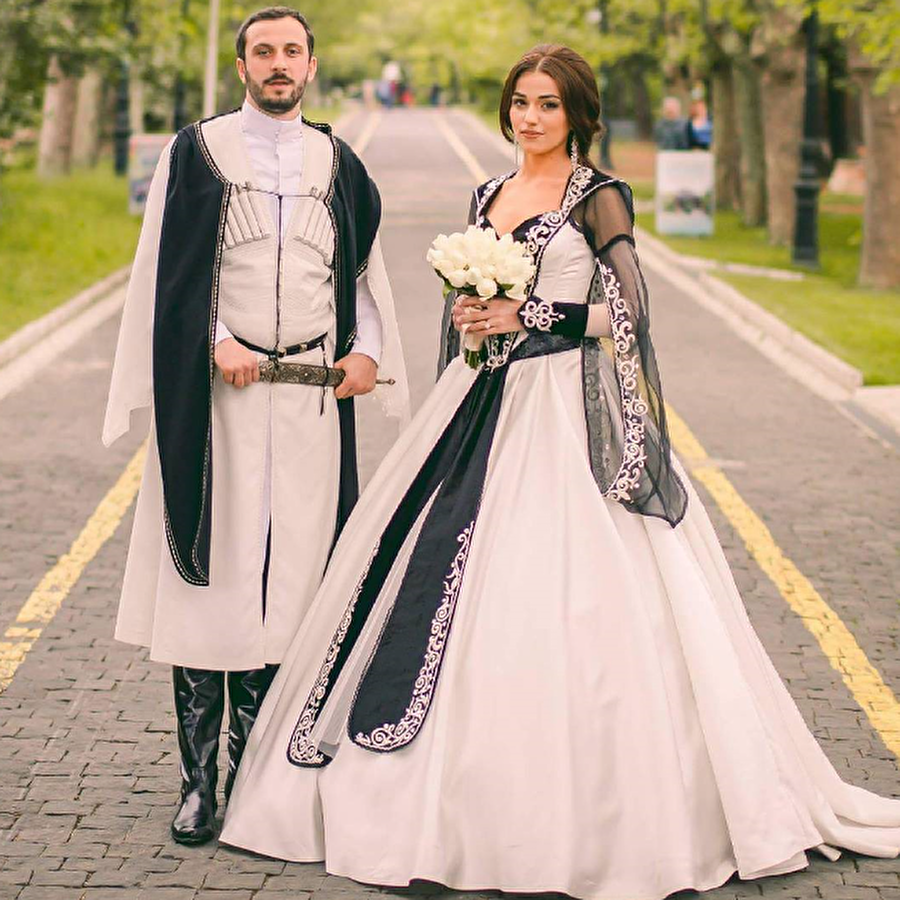 Gelin Havası
Düğünlerin sonunda gelini masadan alıp götürmeleri sırasında çalınır. Oldukça ağır hareketlerle oynanır. Oyun sırasında erkek tarafı gelinin ailesine sevinçlerini dile getirmek amacıyla ellerine aldıkları kap kaşıkları birbirine vurarak müziğe eşlik ederler. Coşkulu bir şekilde etrafa şeker dağıtılır.