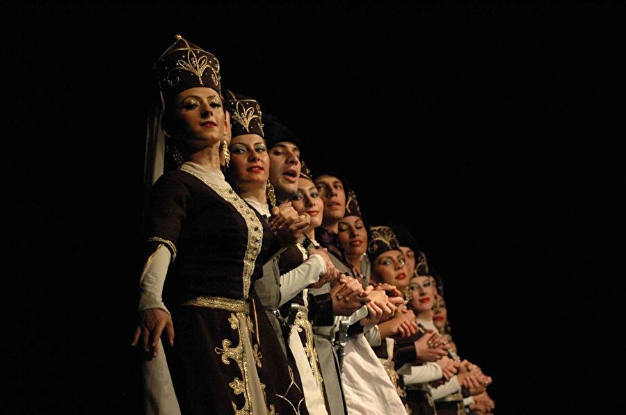 Tamara
Lirik bir oyun olan Tamara ismini Azerbaycan oyunlarını sergileyen meşhur Salyanlı Reğgase Tamara'dan alır. Daha çok kadınlar tarafından oynanır.