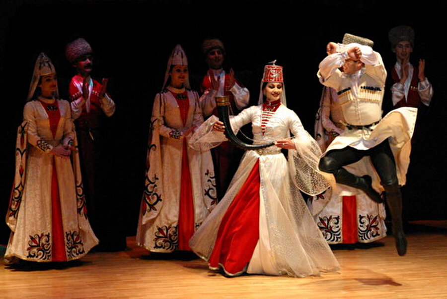 Kıskanç
Bazen kalabalık oynansa da aslında üç kişi ile oynanan bir oyundur. İki kız bir erkekten oluşur. Hızlı bir melodisi vardır.