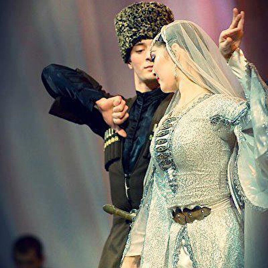 Ayşat
Aras nehrinin akışından ilham alan oyunda suyun dalgalanmasını kız tasvir eder, erkeğin sert dönüşleri ise girdaplardır.