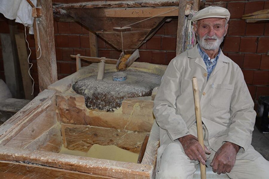 Yörede "Değirmenci Kemal" olarak tanınan Tomak, değirmenin yayla güzergahında olması nedeniyle müşteri sıkıntısı çekmiyor.

Özellikle Yağlıdere ve Espiye ilçelerine bağlı köylerden gelenler, yaylaya çıkarken mısırlarını değirmene teslim ediyor. Vatandaşlar, yayladan köye dönerken ise öğütülmüş mısır ununu alıyor.
