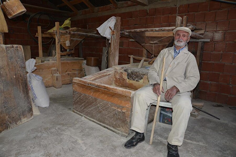 Yağlıdere ilçesine bağlı Güllüce köyünde yaşayan 7 çocuk babası Tomak, küçük yaşlarda babasıyla su değirmeni kurdu. Babasının vefatının ardından mesleğine tek başına devam eden Tomak, mısırı öğüterek un haline getiriyor.