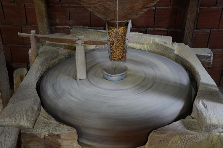 Su değirmenini babasıyla yaklaşık 80 sene önce kurduklarını belirten Tomak, şöyle devam etti:

"Babamla beraber bu işe başladım. O zamanlarda değirmeni ağaçtan yapıyla kurduk. Tabii ki o günkü şartlarla yaptığımız değirmen çok da verimli değildi. Daha sonra betondan bir yapı yaptık. Şimdi bu değirmen çok şahane ve güzel bir şekilde işliyor. Herkesin işini bu değirmende görüyoruz. Bu değirmenden çok şükür herkes memnun."
