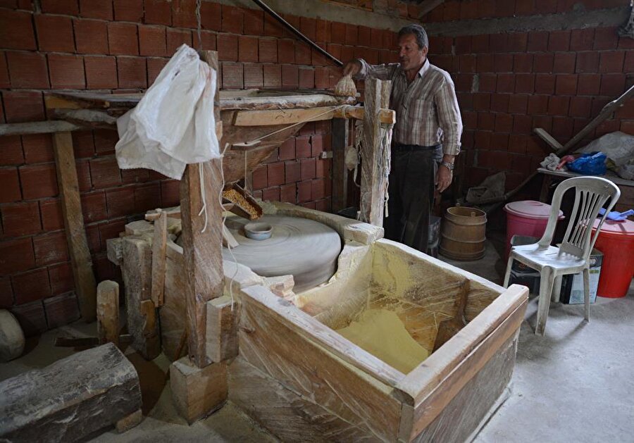 Değirmenin her yerinde emeği olduğunu ifade eden Mustafa Kemal dede, "Değirmeni kendim yaptırdım. Çoğu bölümünü ustalara emanet ettim ve onlar yaptı. Rahmetli babamla değirmen taşını birlikte yaptık." diye konuştu.