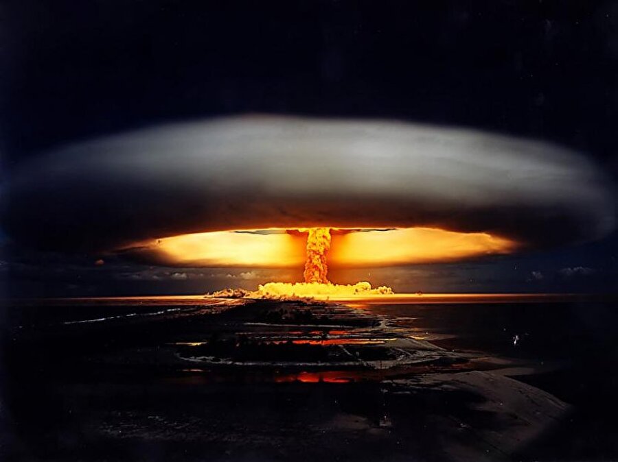 Çar Bombası - 1961

                                    
                                    Dünyada bugüne dek patlatılmış en büyük ve en etkili nükleer bombadır.Bombayı patlattıktan sonra Ruslar, hidrojen bombası ya da füzyon bombası araştırmalarına son vermişlerdir. Nitekim bu bombanın birkaçı ile dünyayı yok etmek mümkün.
                                
                                