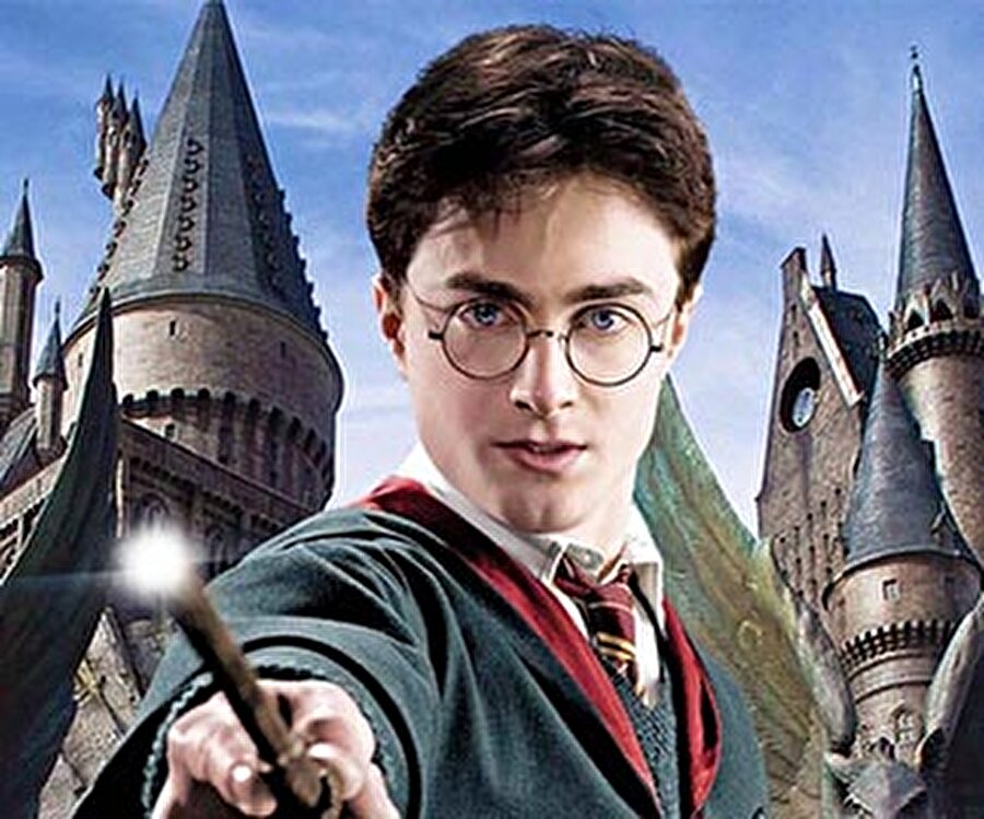 Harry Potter, Açlık Oyunları, Twilight gibi çocukların ve gençlerin ilgisini çekecek eserleri takip etme isteği yetişkenlikten kaçma isteği ile alakalı
Harry Potter, Açlık Oyunları, Twilight gibi çocukların ve gençlerin ilgisini çekecek eserleri yakından takip etmesini, Simpsons gibi çizgi filmlerin bu kadar meşhur olması, bilgisayar oyunu oynayan yetişkinlerin sayısının artması da hep yetişkinlikten kaçma isteğine bağlanıyor.