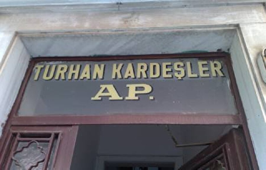 Genelde apartmana ailenin soy ismi verilir :)