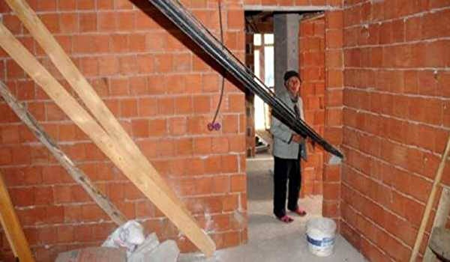 Evin babası aynı zamanda apartmanın müteahhitidir :)