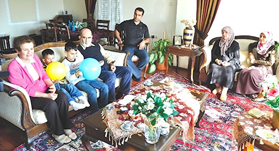 Çoluk çocuk, torun torba birçok akrabayla beraber oturulan bir apartmandır.