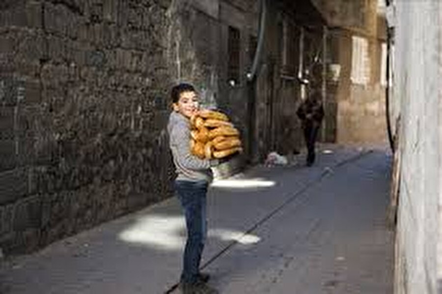 Apartmanın en küçük çocuğu hep ekmek almaya gidendir.