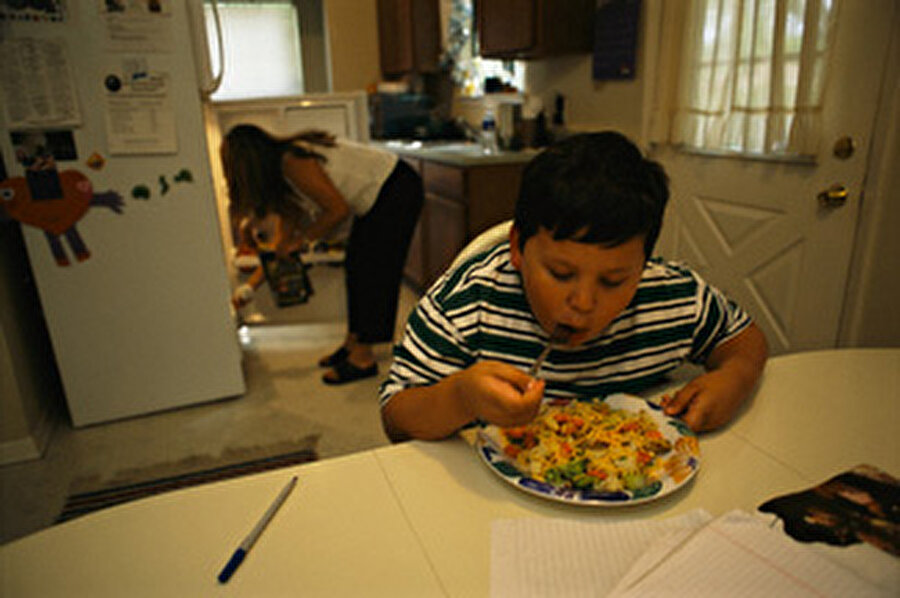 Bütün mutfaklar apartmandaki çocuklara amadedir.
Zaten teknoloji çocuğu değil tam sokak çocuğusundur, acıktın mı, susadın mı dal bir kapıdan, hızlıdan doyur karnını, iç suyunu, koş oyuna geri.