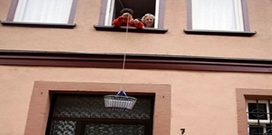 Balkon sepetleriyle daireler arası alışveriş yapılır :)