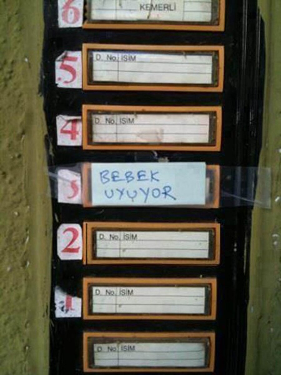  Apartmanda herkes birbirini tanıyor diye gelen kişi bütün zillere basar.