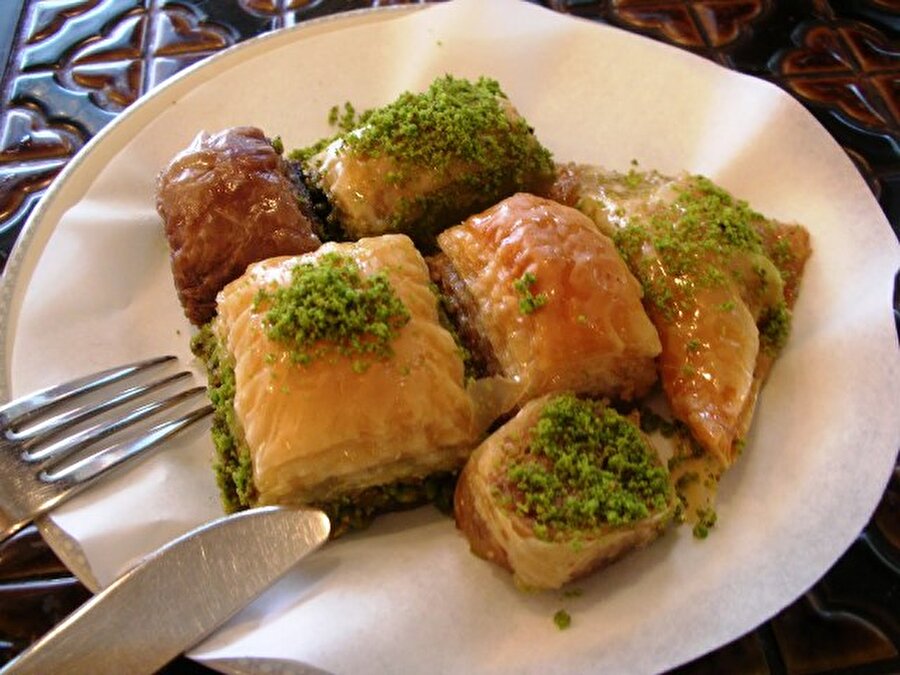 İlk maaşla tatlı alınır ve bina sakinleriyle maaş ıslatılır :)