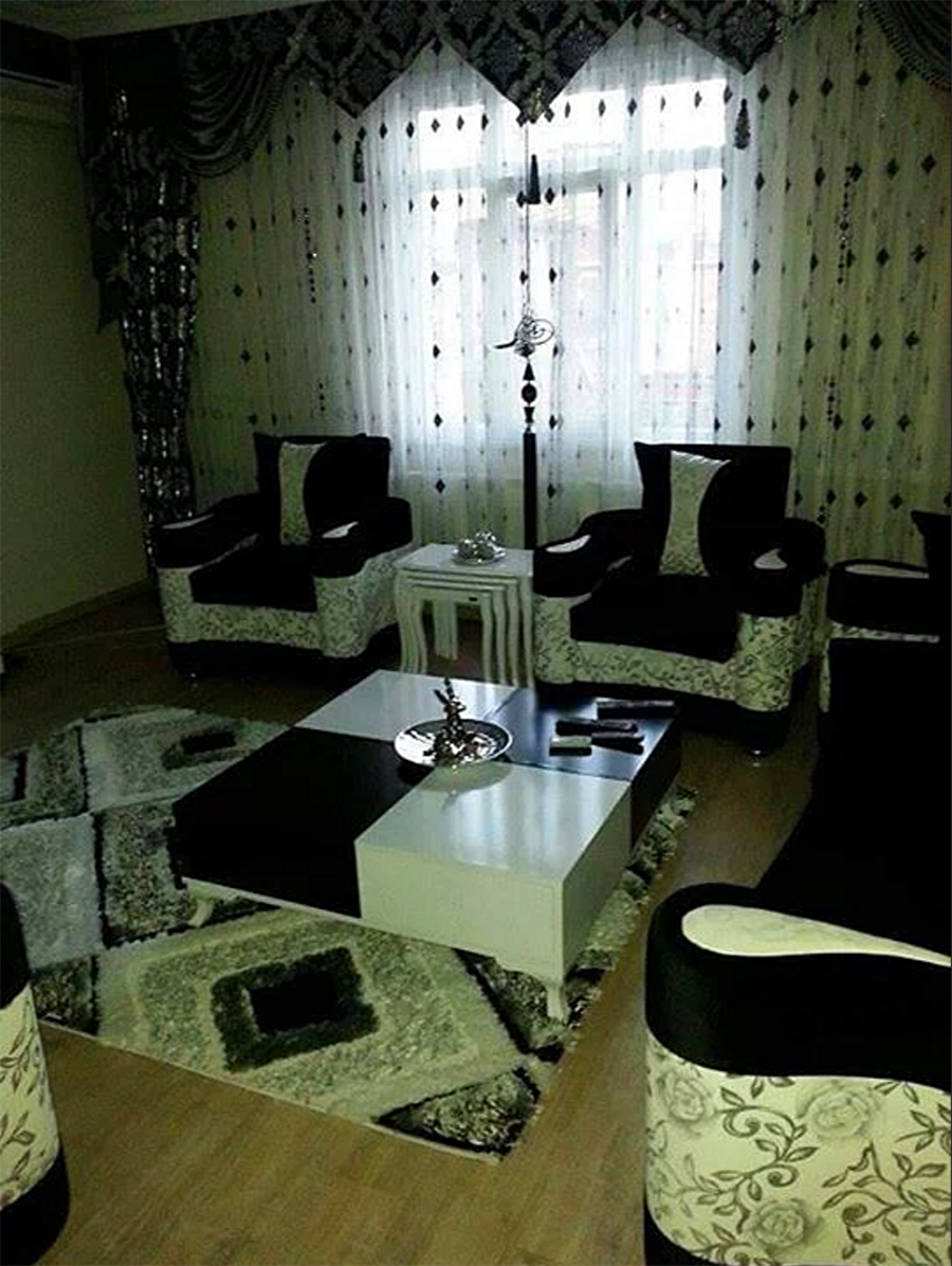 Evinin eşyalarını yenileyen eltiler arası kıyasıya rekabetler yaşanır. Kocaların beli bükülür :)