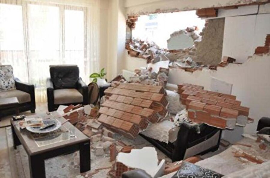 Hane içinde yaşanan bir olayın gizli kalması imkansızdır. Mevzunun bina içine yayılması dakikalar sürer :)