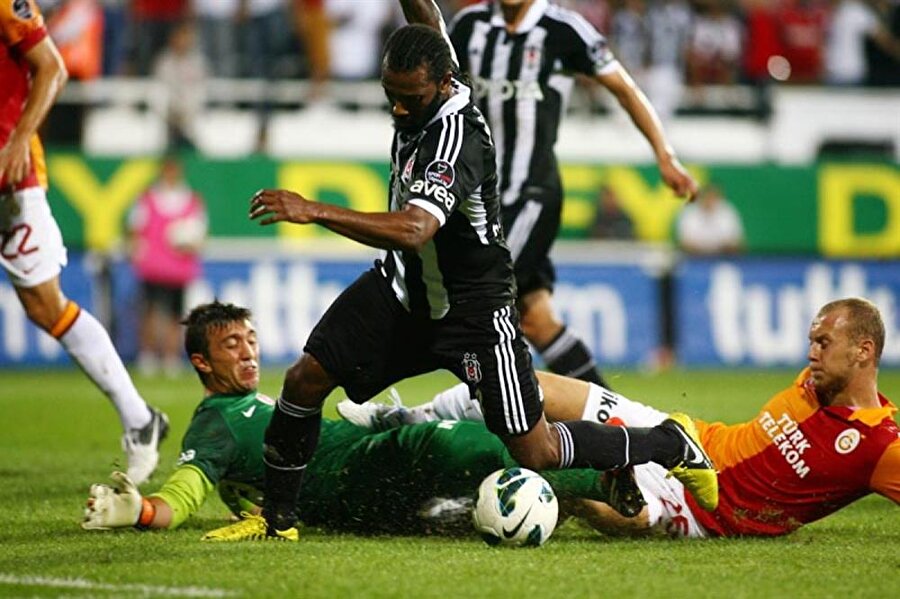  - 92 yıllık rekabet 339 maç
Taksim Stadı'nda 22 Ağustos 1924 tarihinde Beşiktaş'ın 2-0 galibiyetiyle başlayan 92 yıllık rekabette, geride kalan 339 maçın 120'sini Galatasaray, 107'sini Beşiktaş kazandı, 112 karşılaşma ise beraberlikle sonuçlandı.
Taraflar son olarak, bu sezon başında Turkcell Süper Kupa maçında karşı karşı geldi. Konya Büyükşehir Belediye Stadı'ndaki derbide normal süre 0-0, uzatma bölümü 1-1 berabere sonuçlandı. Seri penaltı atışları sonucu rakibine 3-0 üstünlük kuran Galatasaray, kupayı müzesine götürdü.