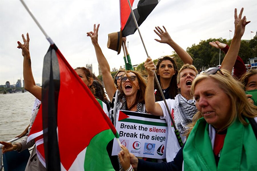 Göstericiler “Suskunluğu kır, ablukayı kır,” “Özgür Gazze” sloganları ile Özgürlük Filosundaki tekneler, Zaytouna ve Amal'in adlarının yazılı olduğu dövizler taşıdı.