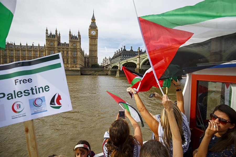 Bazı Filistinli sivil toplum örgütleri ile İngiliz aktivistler, kiraladıkları tekneyle Thames Nehri üzerinde Özgürlük Filosuyla dayanışma eylemi gerçekleştirdi.