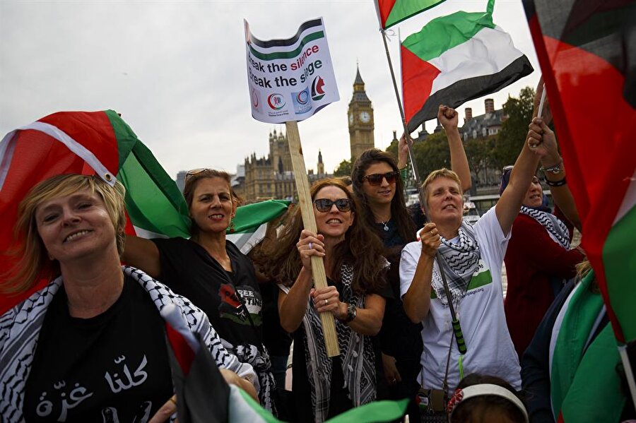 Eylemciler, sadece Filistin bayrağı taşınılan eylem sırasında tekneyle İngiliz parlamento binasının önünden de geçti. Bazı kadın aktivistlerin eyleme çocuklarıyla katıldığı görüldü.