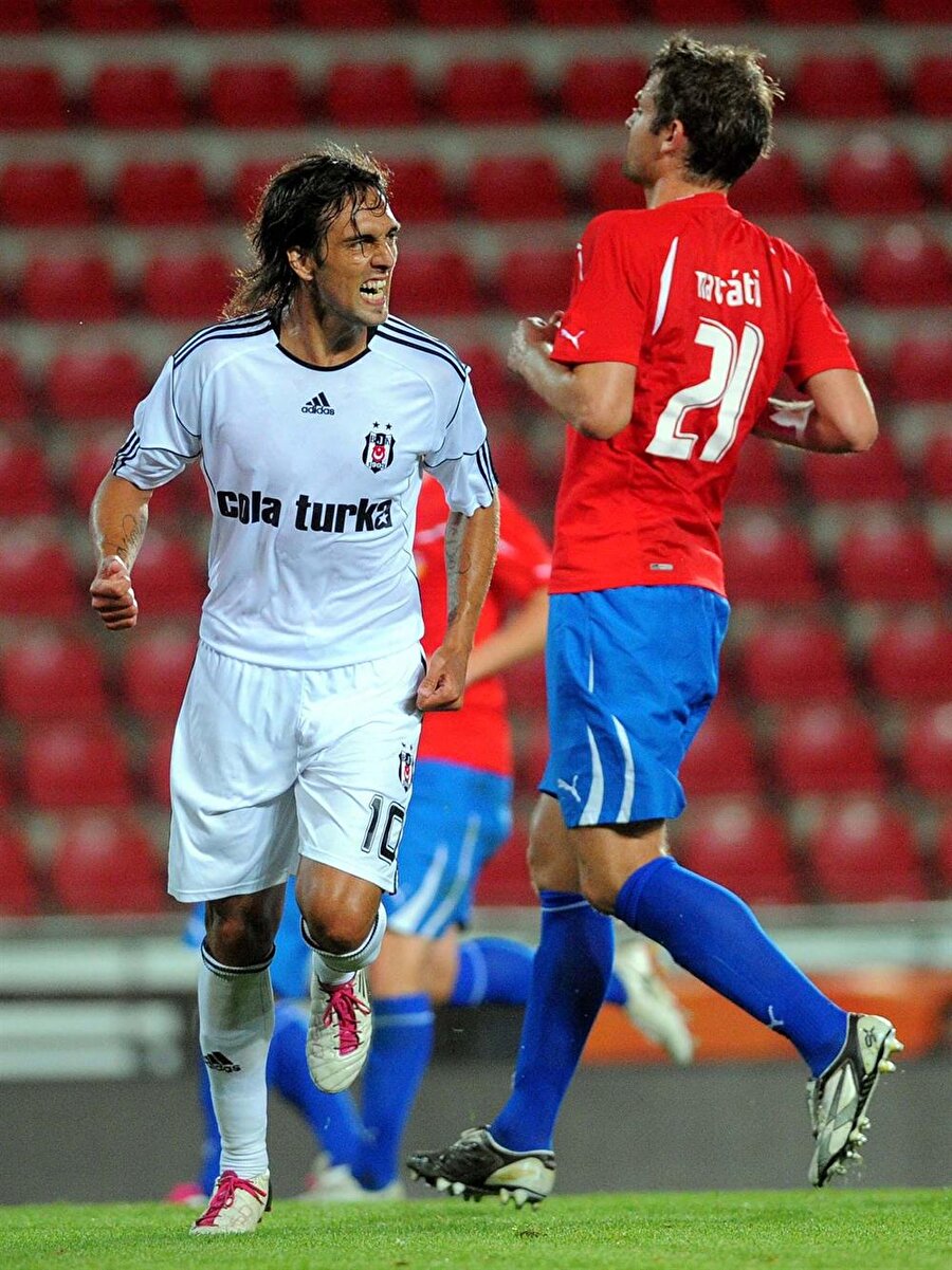 Matías Delgado
Arjantinli Matías Delgado, 2006'da Basel'den Beşiktaş'a transfer oldu. Siyah-beyazlı takımda 2010'a kadar futbol oynayan Delgado, taraftarların gönlünde taht kurdu. Siyah-beyazlı takımda 109 maça çıkan Arjantinli 25 gol atıp 15 asist yaptı.