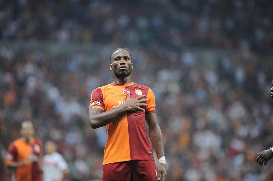 Didier Drogba
Galatasaray tarihinin en iyi transferlerinden biri de hiç kuşkusuz Didier Drogba'ydı. 2012'de Chelsea'den ayrılıp Çin Ligi ekibi Shanghai Shenhua'ya transfer olan Drogba, burada aradığını bulamadı. Fildişi Sahilli yıldız 2012-2013 sezonunda Galatasaraylı oldu. Sarı-kırmızı takımda iki sezon futbol oynayan deneyimli futbolcu 53 maça çıktı ve 20 kez fileleri sarstı.