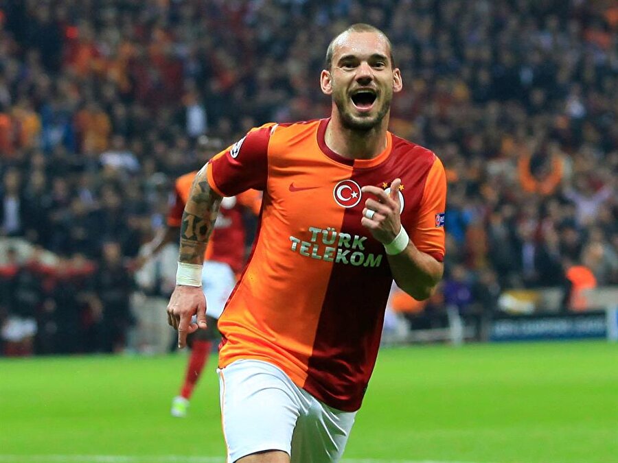 Wesley Sneijder
Yediden yetmişe birçok futbol severin beğeniyle takip ettiği Wesley Sneijder'in Türkiye'yi tercih etmesi herkesi çok şaşırtmıştı. Galatasaray yönetiminin başarılı çalışmasının ardından sarı-kırmızılılara imza atan Hollandalı üç senedir Galatasaray forması giyiyor. Sarı-kırmızılı forma altında 148maça çıkan Sneijder 40 gol atarken 31 asist yaptı.