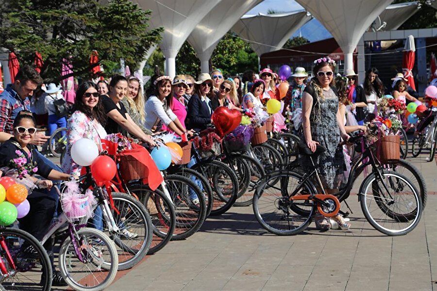 Bursa’da bisiklet turu
Bursa'da "Avrupa Hareketlilik Haftası" kapsamında, bisiklet kullanımını yaygınlaştırmak amacıyla "Süslü Kadınlar Bisiklet Turu" düzenlendi.