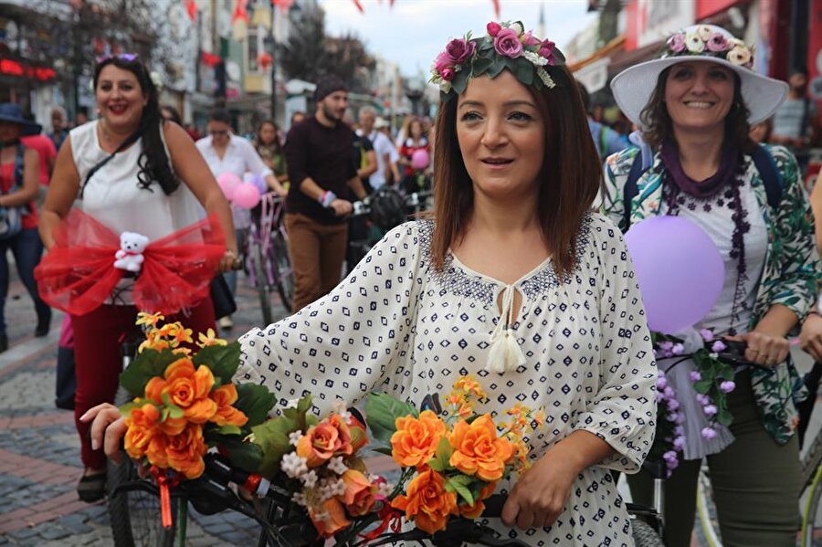 Bisikletler gelin gibi süslendi
“Süslü Kadınlar Bisiklet Turu” Bursa'nın Nilüfer ilçesindeki Fatih Sultan Mehmet Bulvarı'ndan, başladı. Bisikletlerini kurdele, balon ve çiçeklerle süsleyen yaklaşık 500 kadın, 10 kilometre boyunca pedal çevirdi.