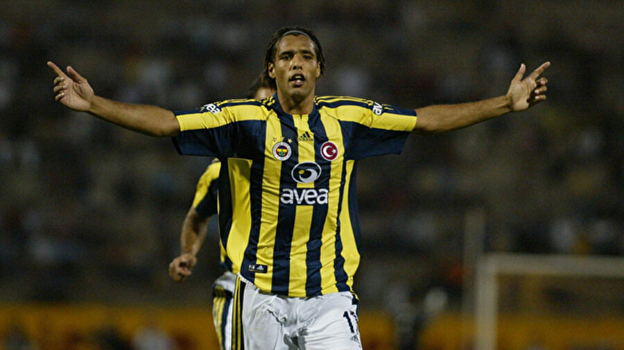 Pierre van Hooijdonk
Hollanda futbolunun yetiştirdiği en başarılı futbolculardan biri olan Pierre van Hooijdonk, 2003'te Feyenoord'dan Fenerbahçe'ye transfer oldu. Başarılı futbolcu, sarı-lacivertli kulübe geldiği ilk yıl attığı gollerin yanı sıra takım içinde ağabeylik rolünü üstlenerek şampiyonluğun gelmesinde büyük paya sahip oldu. Fenerbahçe'de iki sezon forma giyen Hollandalı 48 maça çıktı ve 30 gol attı. Van Hooijdonk teknik ekiple yaşadığı sorunun ardından NAC Breda'ya transfer oldu.