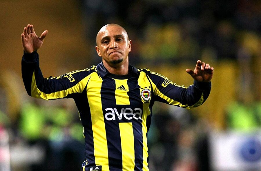 Roberto Carlos
Fenerbahçe Başkanı Aziz Yıldırım'ın 100. yıl hediyesiydi Roberto Carlos… 1996-2007 arasında Real Madrid'te oynayan Brezilyalı sol bek, Fenerbahçe'nin 100. yılında sarı-lacivertlilere imza attı. Üç sezonda 104 maça çıkan Carlos 10 gol atıp 13 asist yaptı. 2010'da Fenerbahçe ile yolları ayrılan Roberto Carlos, sarı-lacivertli formayı giyen en kariyerli oyunculardan. 