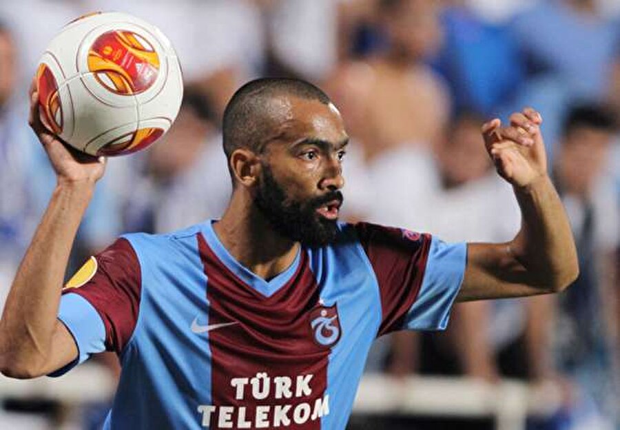 José Bosingwa
2003-2008 yılları arasında Porto'da top koşturan José Bosingwa, 2008'de Chelsea'nin yolunu tuttu. İngiliz ekibinde üç sezon oynayan Bosingwa 2013'te Trabzonspor'a imza attı. Trabzonspor ile 82 maça çıkan futbolcu 6 asist yaptı.