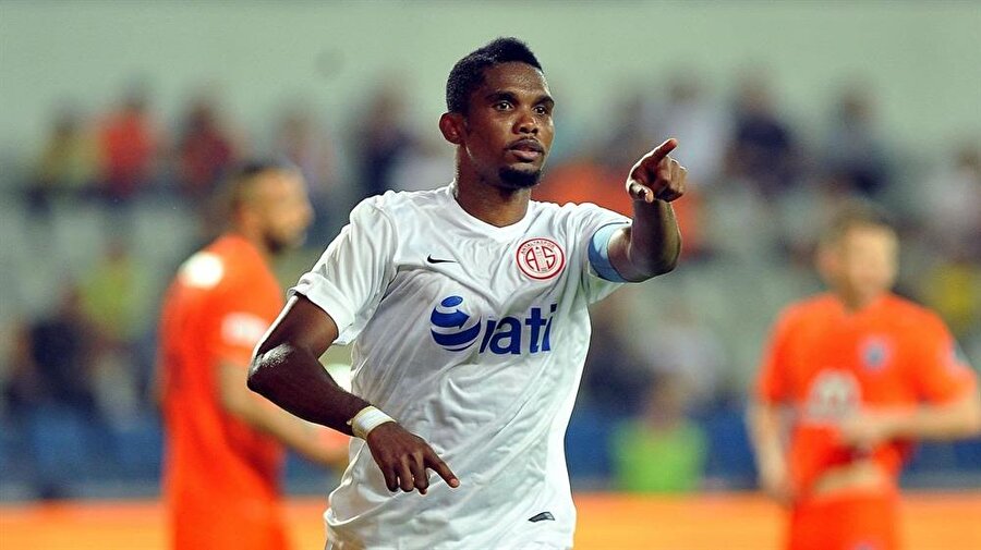 Samuel Eto'o
Türkiye'ye transfer olan en başarılı futbolcuların başında hiç kuşkusuz Samuel Eto'o geliyor. 2015'te Antalyaspor'a transfer olan Kamerunlu şu sıralarda kadro dışı bırakılmış durumda. Barcelona, Inter, Chelsea gibi kulüplerin formasını giyen Eto'o Antalyaspor'da çıktığı 35 maçta 21 gol attı.