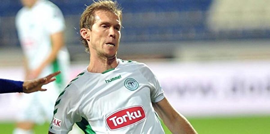 Alyaksandr Hleb
Stuttgart, Arsenal, Barcelona gibi kulüplerin formasını giyen Süper Lig'in üç büyük ekibinin transfer listesinde olan Alyaksandr Hleb, 2013'te Konyaspor'a imza attı. Hleb'in bu kararı futbolseverler arasında büyük bir şaşkınlık yaşatmıştı. 2015'te Konyaspor'dan Gençlerbirliği'ne geçen Hleb, Başkent ekibinden 2016'da BATE Borisov'e transfer oldu. 